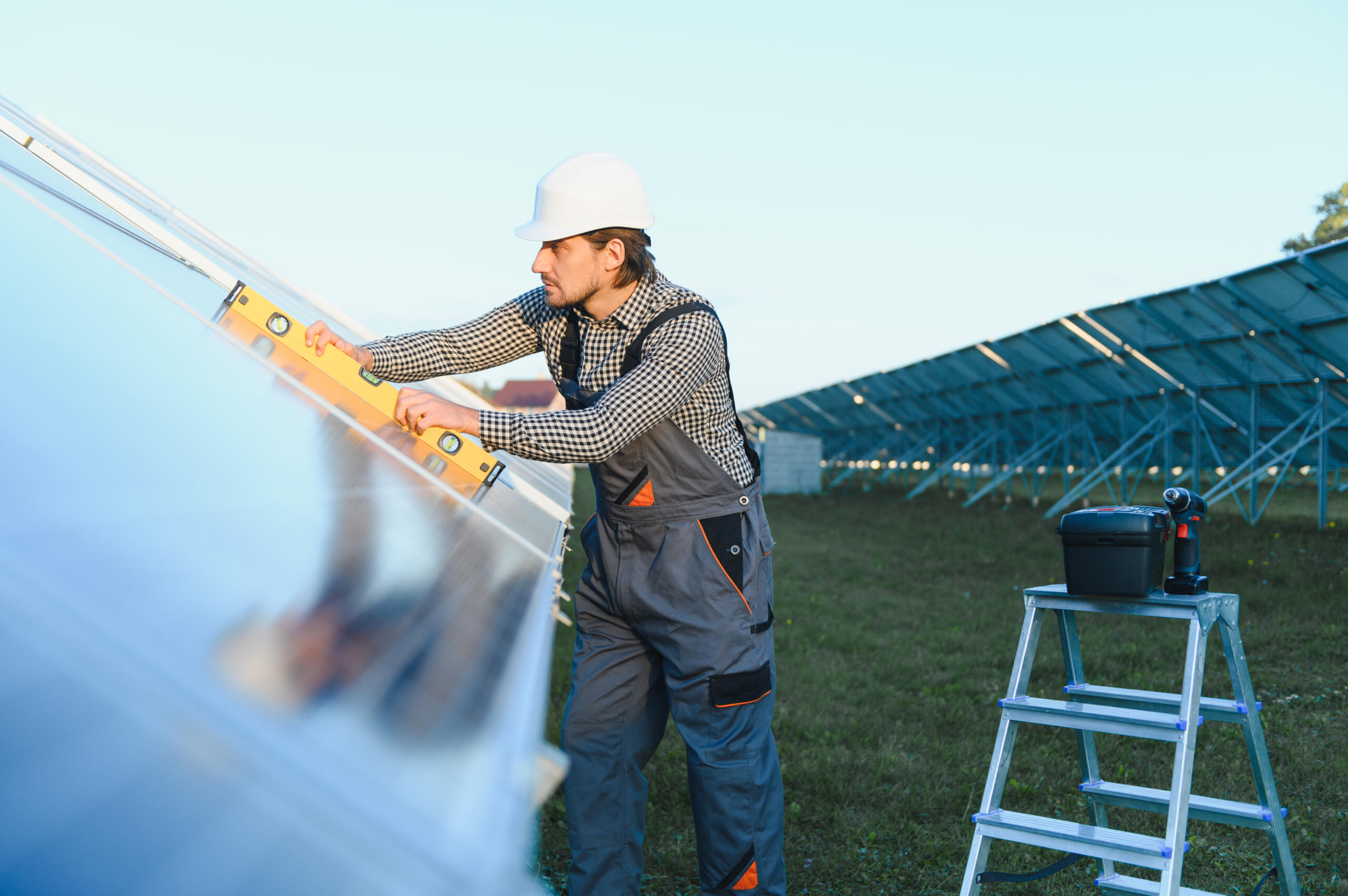 Instalowanie paneli fotowoltaicznych na gruncie