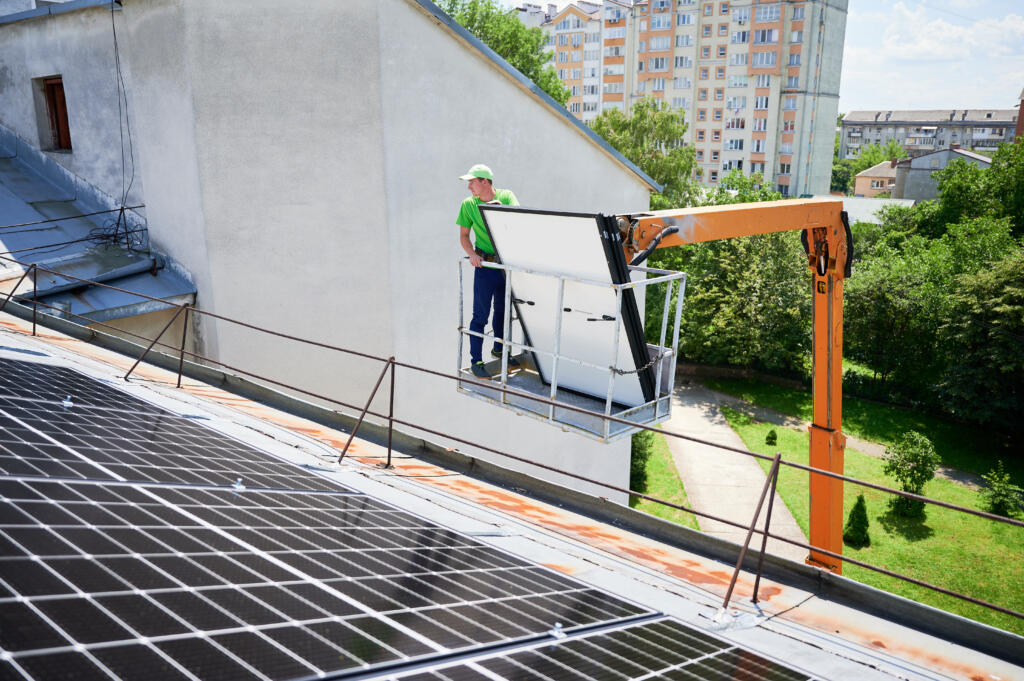 Montaż paneli fotowoltaicznych na dachu