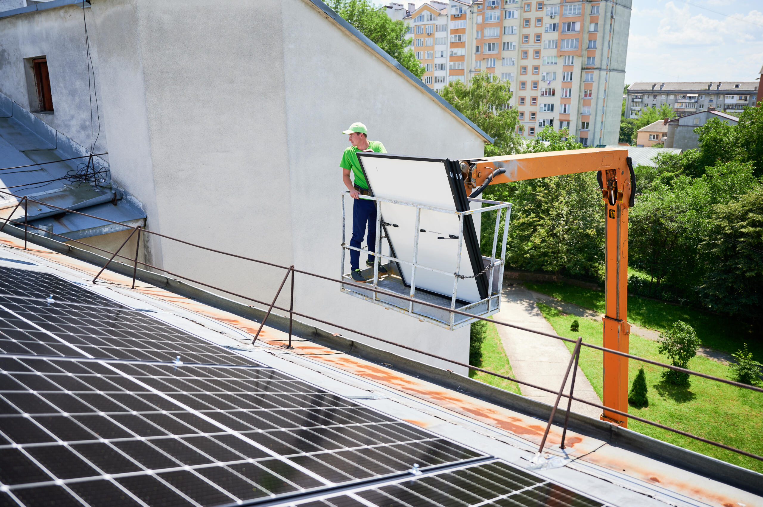 Montaż paneli fotowoltaicznych na dachu
