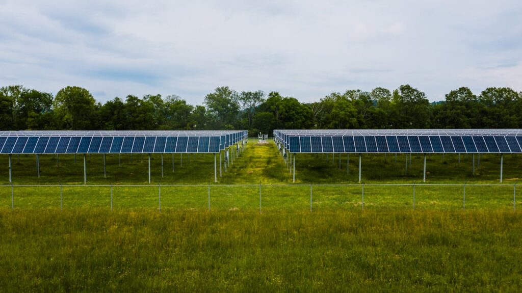 Instalacja PV na gruncie z konstrukcją gruntową