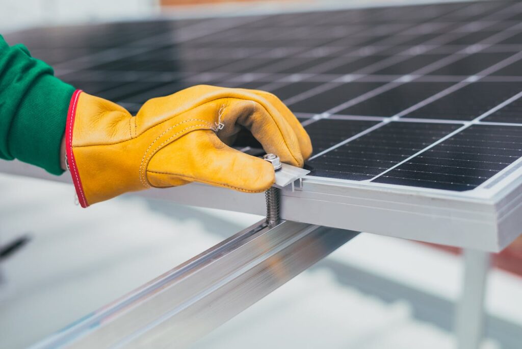 Montaż panelu fotowoltaicznego w firmowej instalacji PV