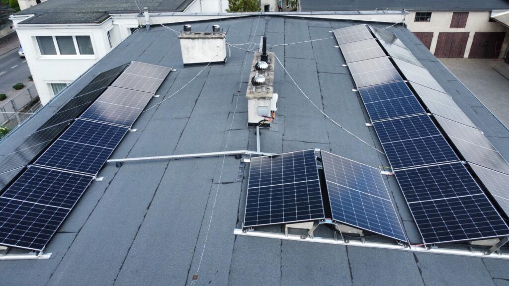 Instalacja fotowoltaiczna 10 kW na płaskim dachu w Gnieźnie – układ wschód-zachód