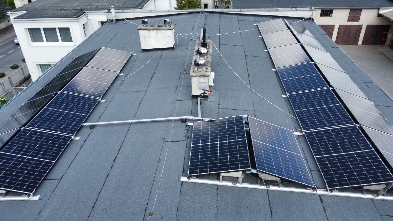 Instalacja fotowoltaiczna 10 kW na płaskim dachu w Gnieźnie – układ wschód-zachód