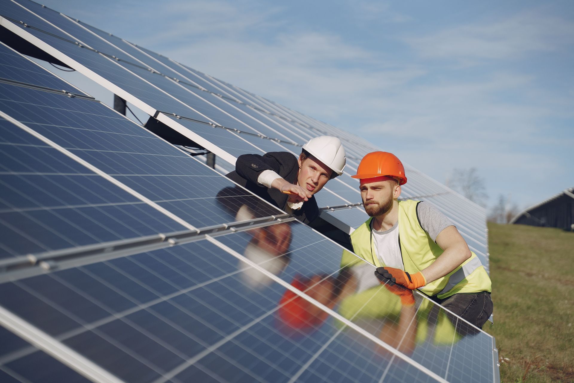 Technicy wykonujący przegląd instalacji fotowoltaicznej na farmie PV