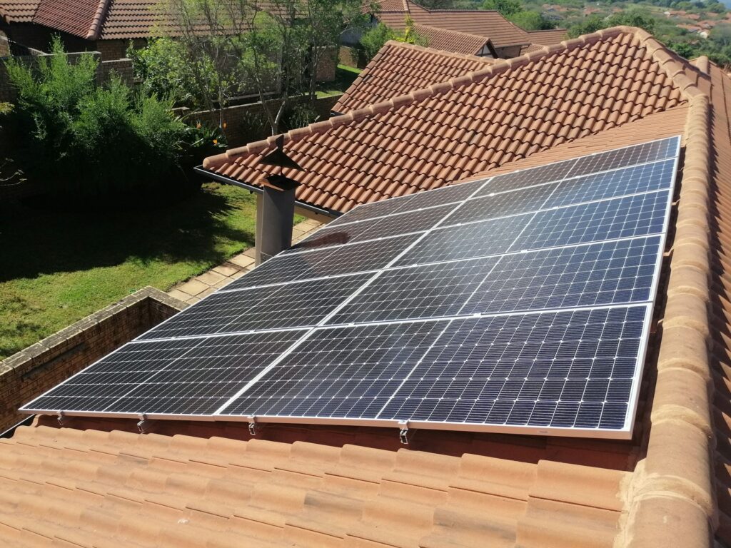 Panele fotowoltaiczne na dachu domu podczas pracy systemu PV