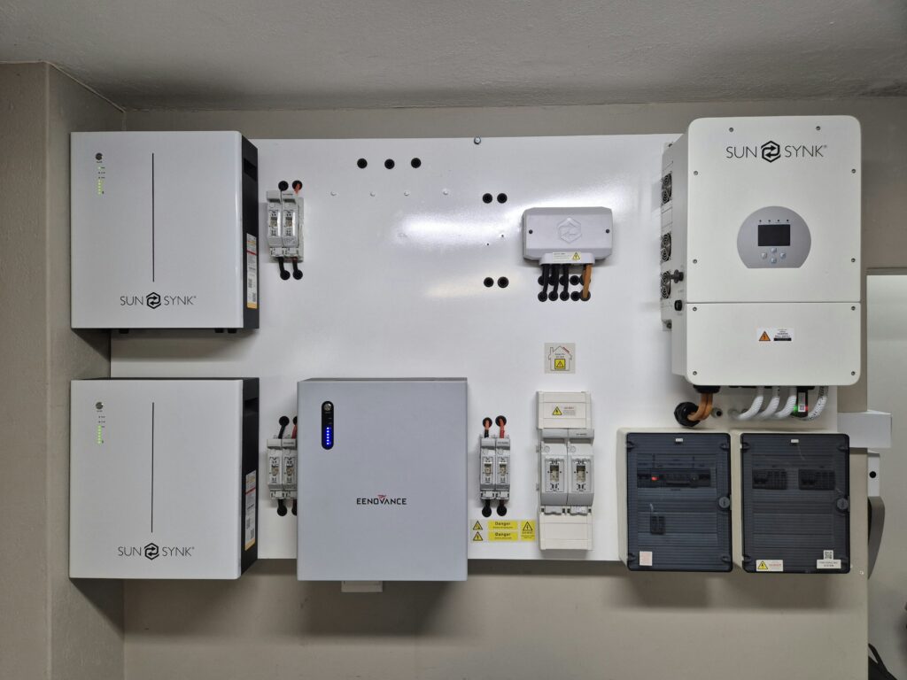 Ścienny falownik i magazyn energii w domowej instalacji